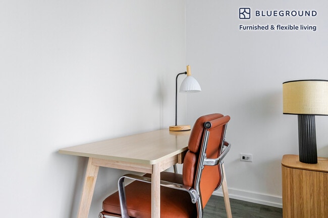 Building Photo - 460 W Chicago Ave