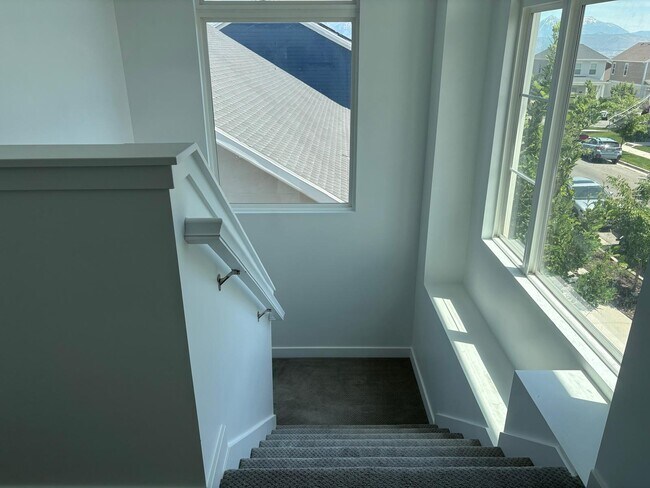 Building Photo - 6354 Upland View Dr