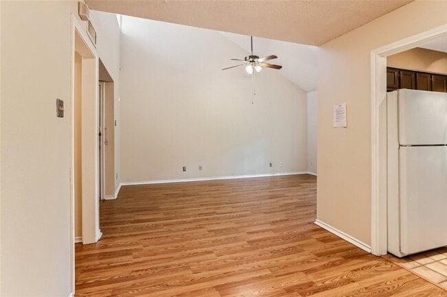 Building Photo - 16301 Ledgemont Ln