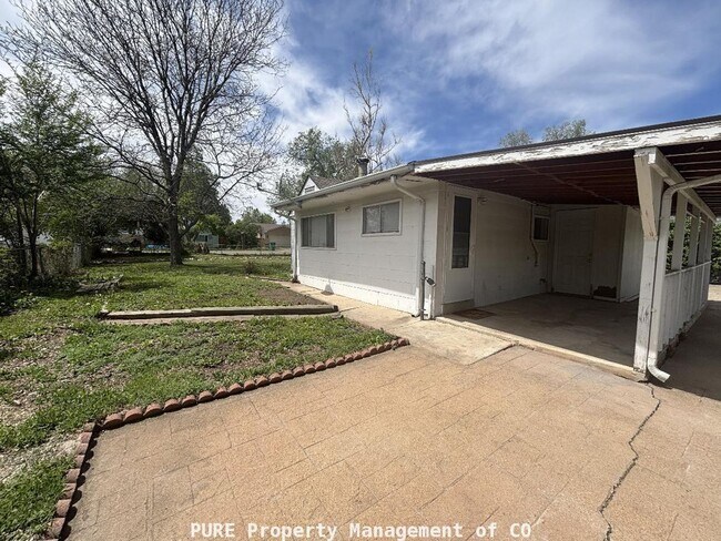 Building Photo - Cozy single family home with 1-car detached garage!