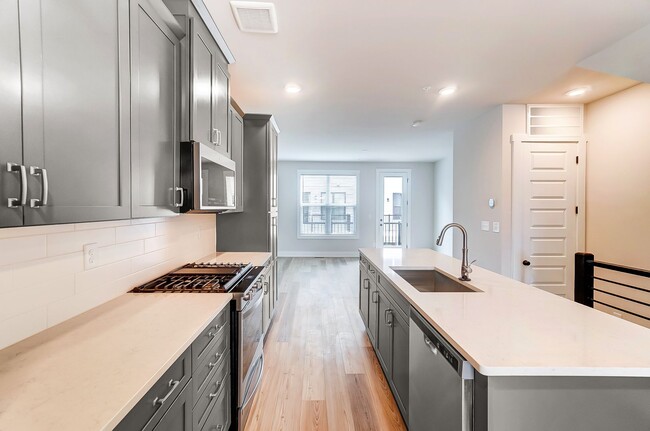 Building Photo - 3 Bedroom Townhome minutes from South End!
