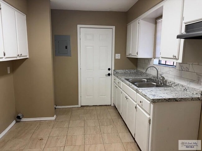 Building Photo - 513 E Monroe Ave