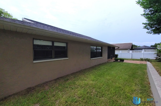 Building Photo - GORGEOUS 2 BEDS | 2 BATHS Home with a Sun Room and Garage in Port Richey Available for Rent! *Mov...