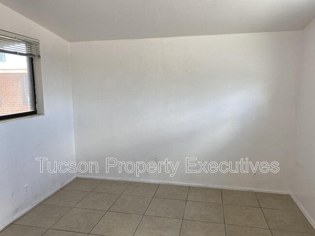 Building Photo - 1646 N Beverly Ave