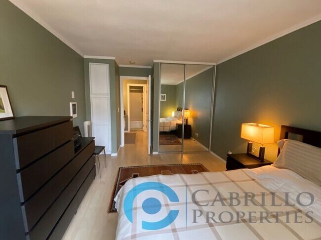 Building Photo - 3030 Suncrest Dr