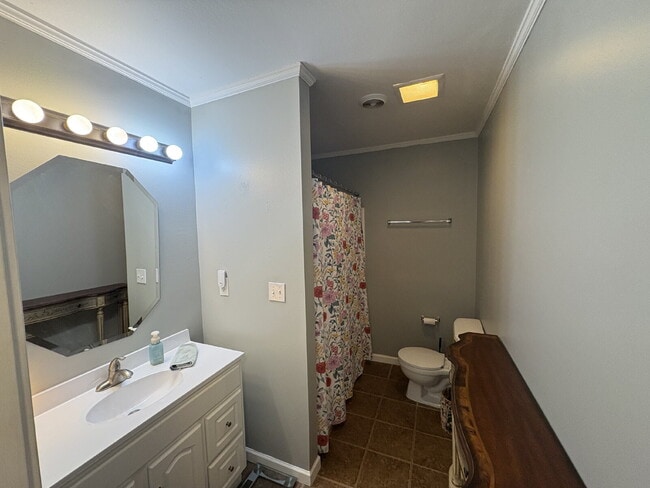 Building Photo - 333 S McCombs St