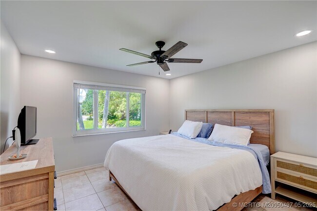 Building Photo - 5539 NE Gulfstream Way
