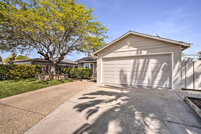 Building Photo - 3096 Dovela Way
