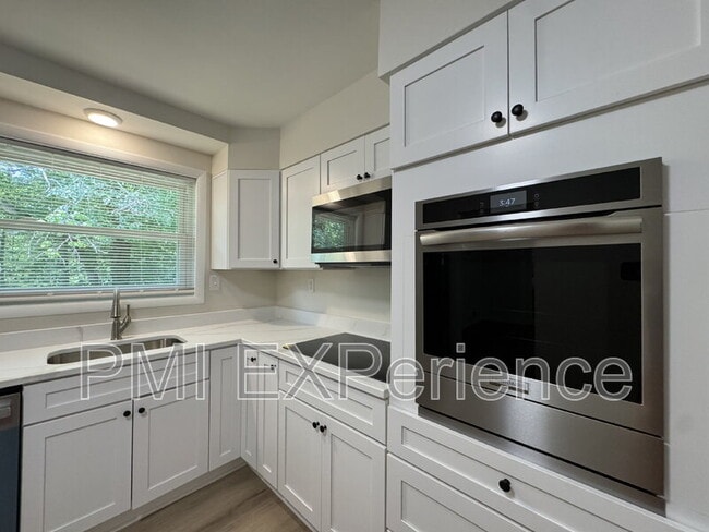 Building Photo - 6405 Roberts Dr