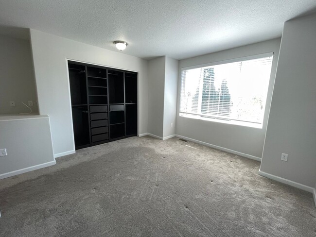 Building Photo - Stylish 2br/2.5ba Townhome with 2-car tand...