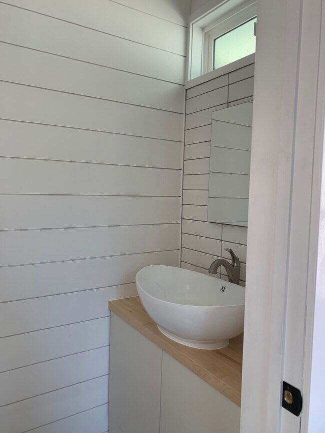 Building Photo - 3956 Olmsted Ave