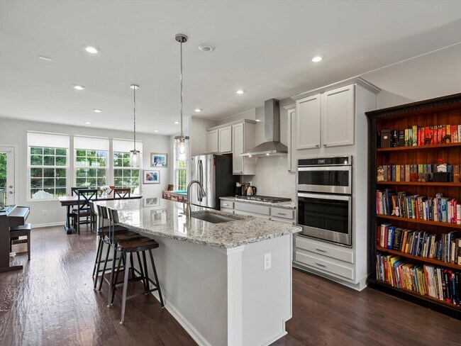 Building Photo - 202 N Sydney Ct