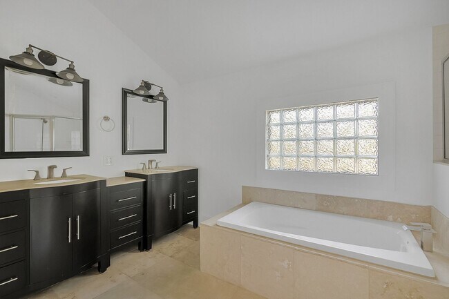 Building Photo - 2 Bedroom / 2 Bathroom House