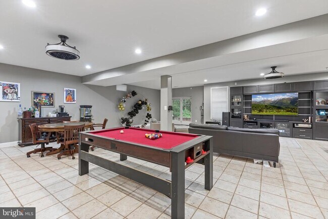 Building Photo - 15292 Golf View Dr