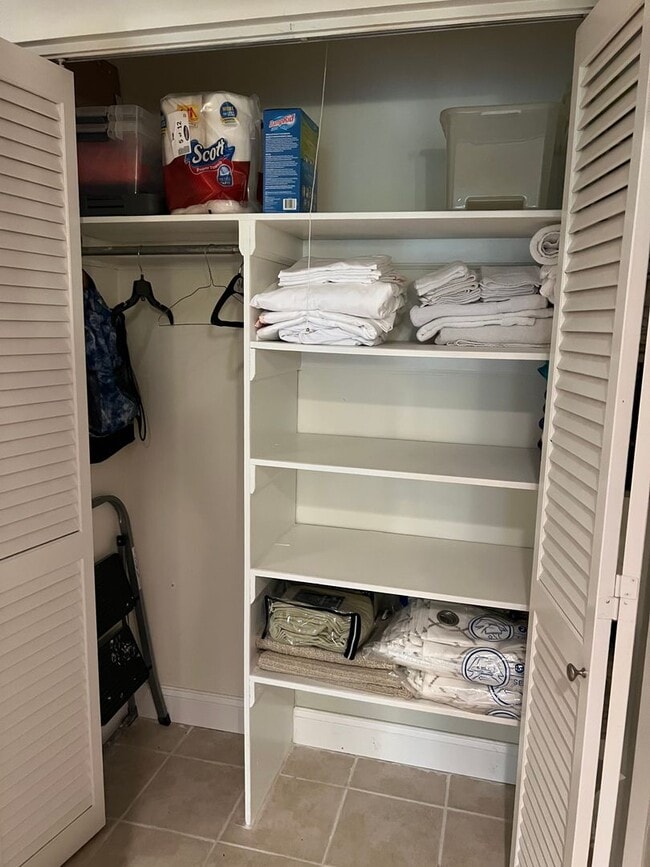 Building Photo - Walk to the beach from this 2BR FURNISHED ...