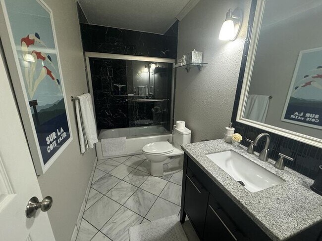 Building Photo - 4833 W Bay Ct Ave