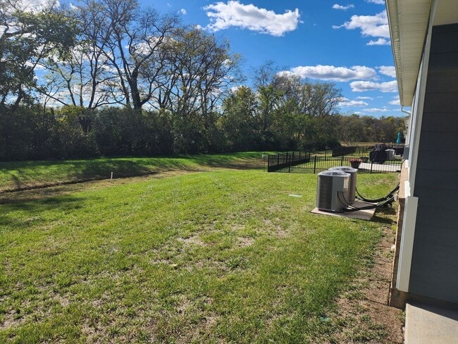 Building Photo - Stunning unit in 55+ community