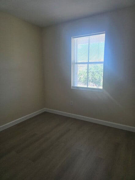 Building Photo - 230 SE 29th Ave