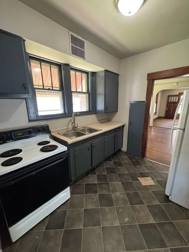 Building Photo - 4205 Hoagland Ave