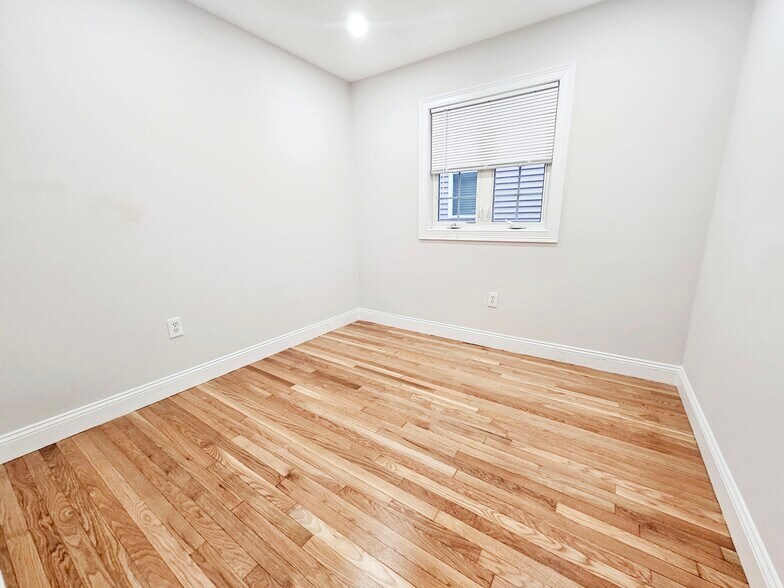 Building Photo - 135 Calumet St