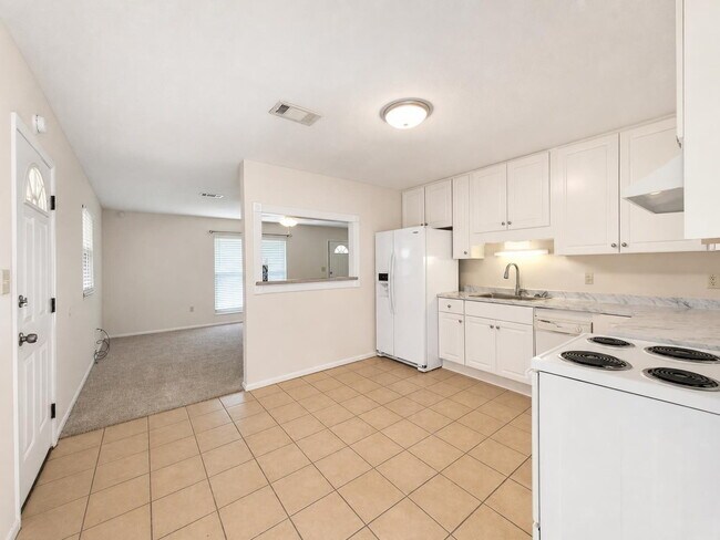 Building Photo - "Charming 3-Bedroom Oasis in Fort Walton Beach!"