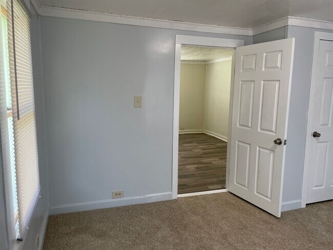 Building Photo - NEWLY RENOVATED 3 BED, 1.5 BATH WITH BONUS...