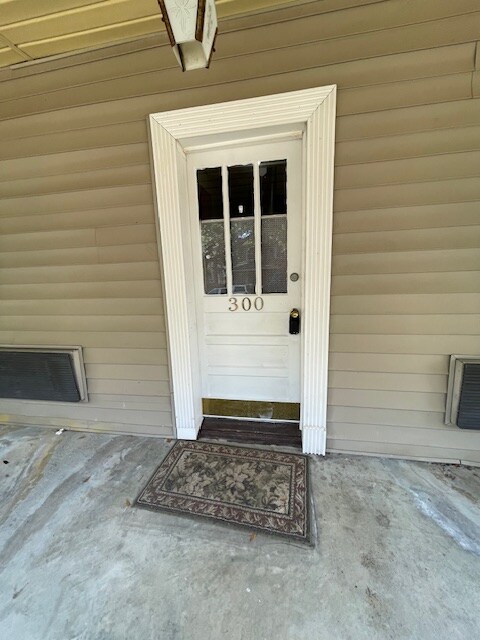 Building Photo - 300 Sortwell St