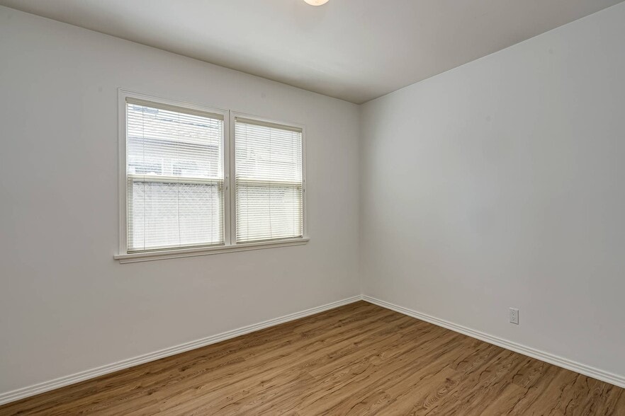 Building Photo - 313 Venice Way