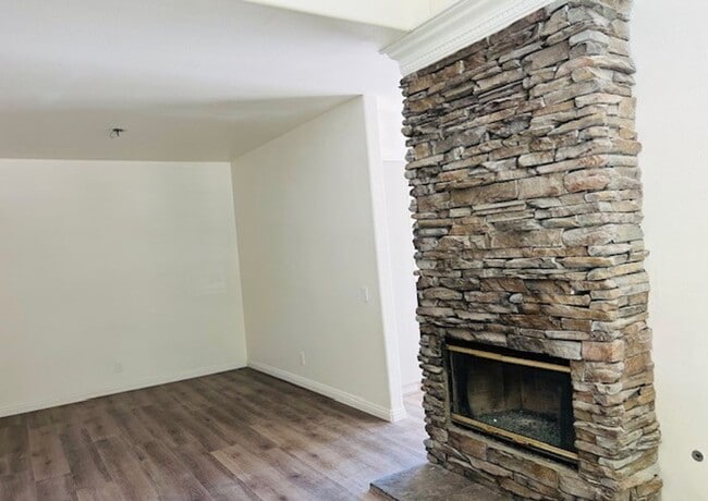 Building Photo - COMPLETELY REMODELED 3 Beds+2.5 Baths 2-st...