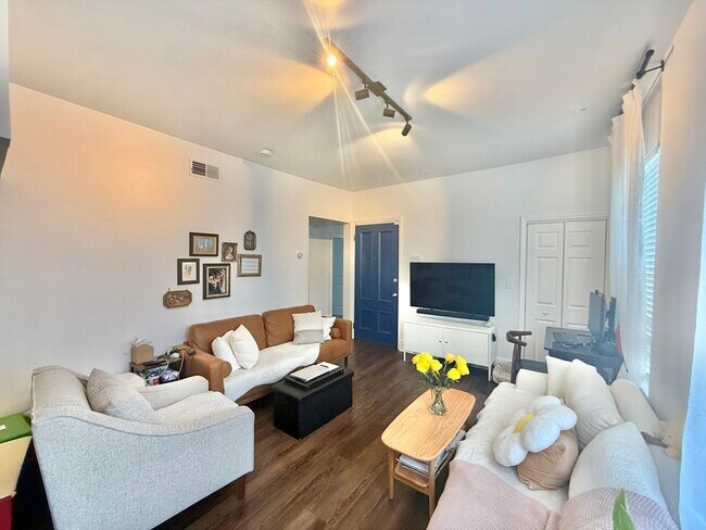 Building Photo - 13 Schuyler St