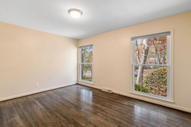 Building Photo - NW, Updated, Wood Floors, SS Appl., Den, Dining Roon, Sun Room, Finished Basement, Fenced!