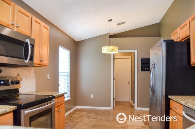 Building Photo - Four Bedrooms in Hickory Hill!