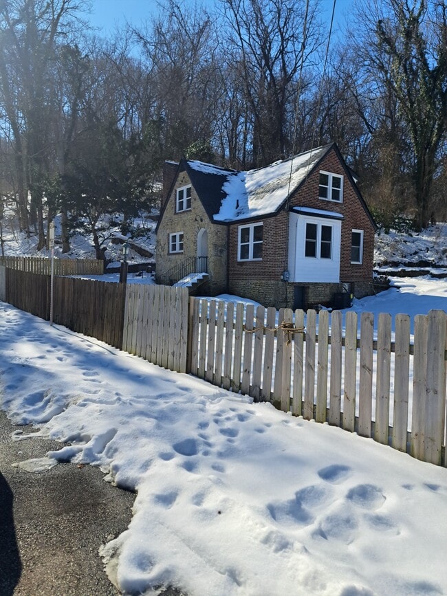 Building Photo - 2231 Graebe Ave