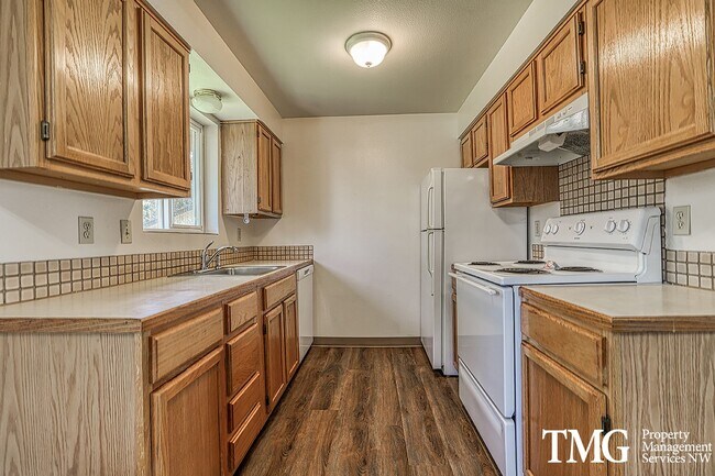 Building Photo - 2 Bedroom Duplex W/ attached garage in Was...