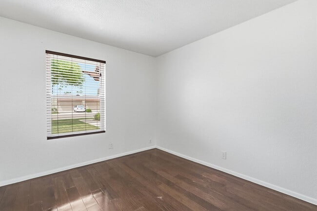 Building Photo - 715 W Boxelder Pl