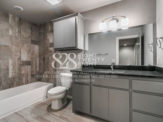 Building Photo - *AVAILABLE NOW!* Urban chic 3 bed/2.5 bath Townhome in West Norman!