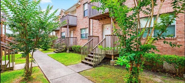 Primary Photo - 11905 Algonquin Dr