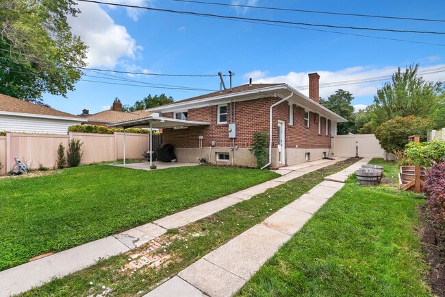Building Photo - 1638 S