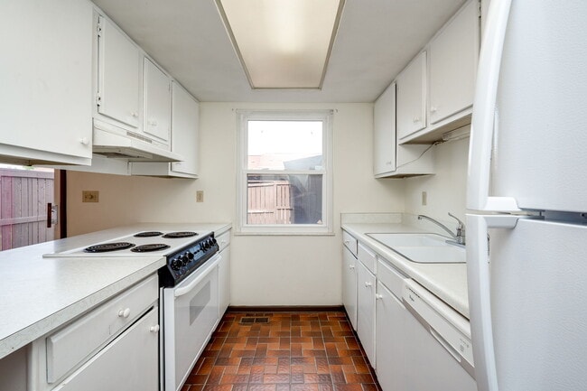 Building Photo - 2215 Barclay Ct