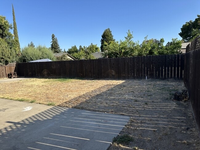 Building Photo - MANTECA 3 BEDROOM 2 BATH HOME