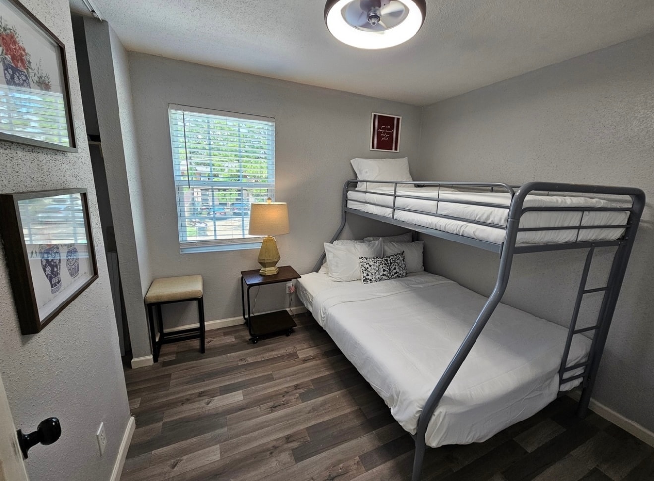 Room 2 - 7886 Hamlet St