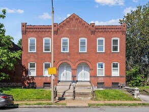 Building Photo - "Charming 2-Bed/1 bath Multiplex Gem on Nebraska Ave - 1000 Sq Ft of Comfort in St. Louis!" BENTO...
