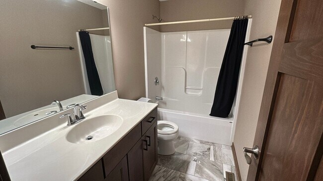 Building Photo - Beautiful and Spacious 4 Bedroom 3 Bath Av...