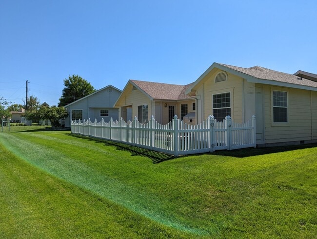 Building Photo - Park Like Setting