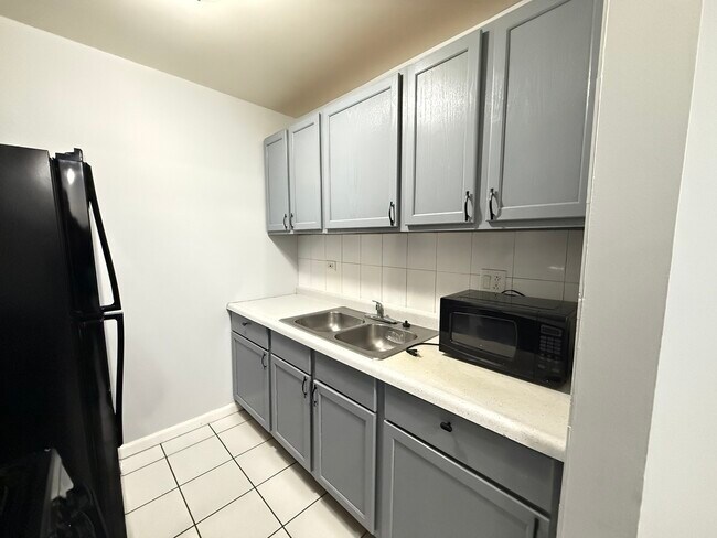 Building Photo - 600 Mesa Dr