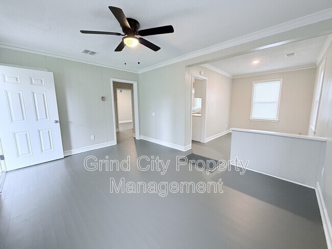 Building Photo - 2844 Dell Ave
