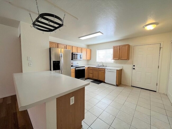 Building Photo - Two bdrm Townhome for RENT in Paradise Val...