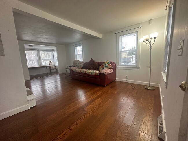 Building Photo - 904 Middle St