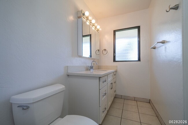 Building Photo - Rarely Available 3-bed/2.5-bath/2-parking Townhouse in Aiea