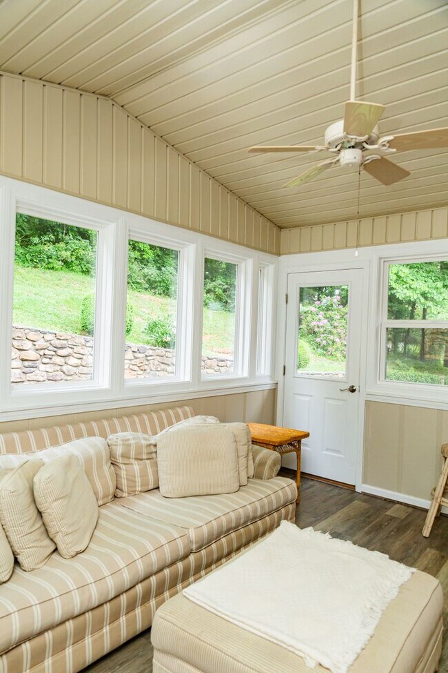 Building Photo - New Listing!